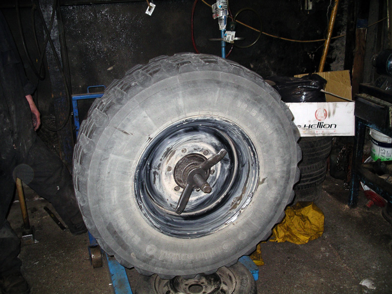 equilibrando las ruedas del Uni. La 40 se llevó todos los plomos